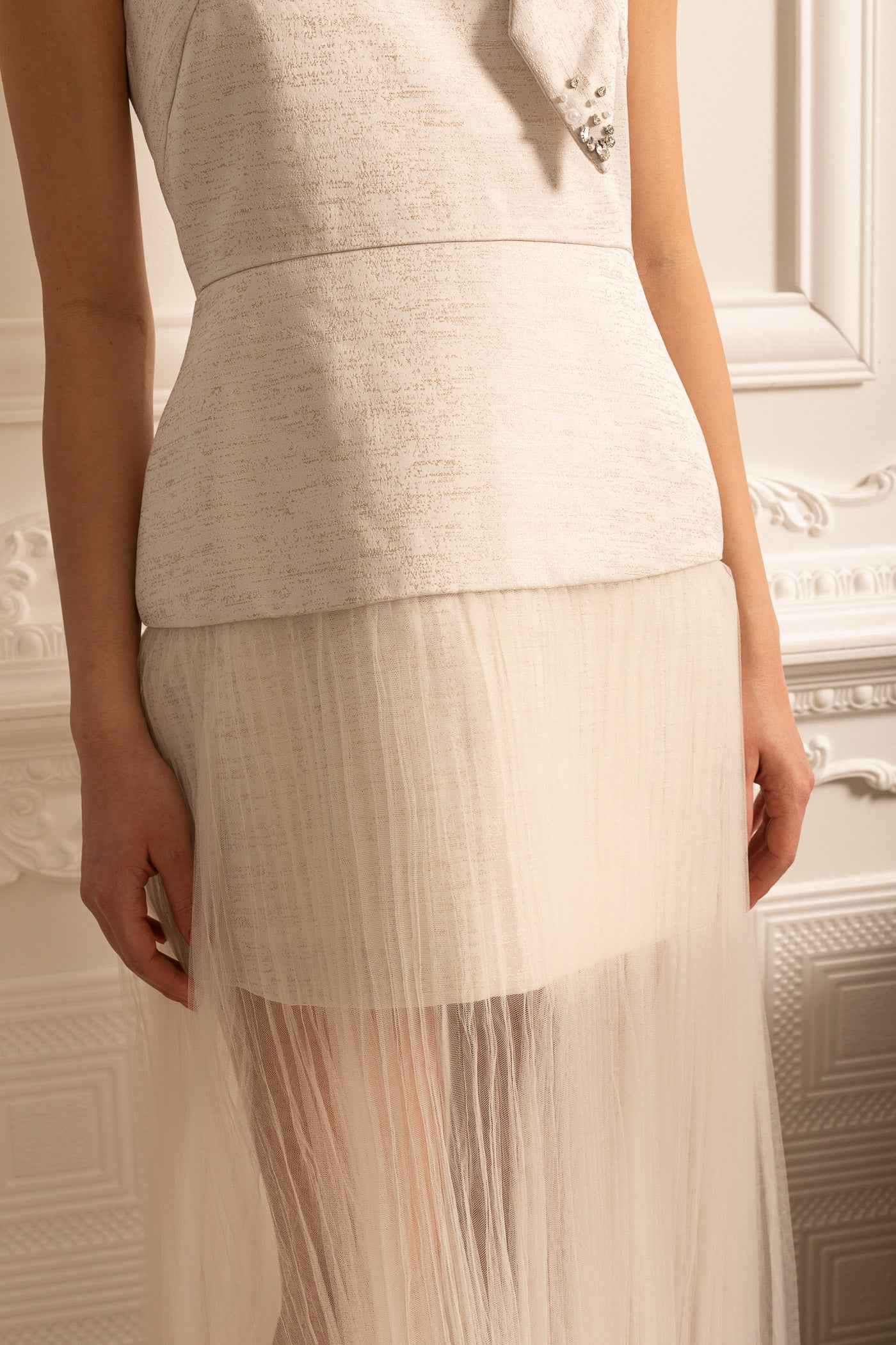 Elegant Dress With Pleated Tulle Skirt, Shoulder Bow And Sparkling Embellishments - Ivoire