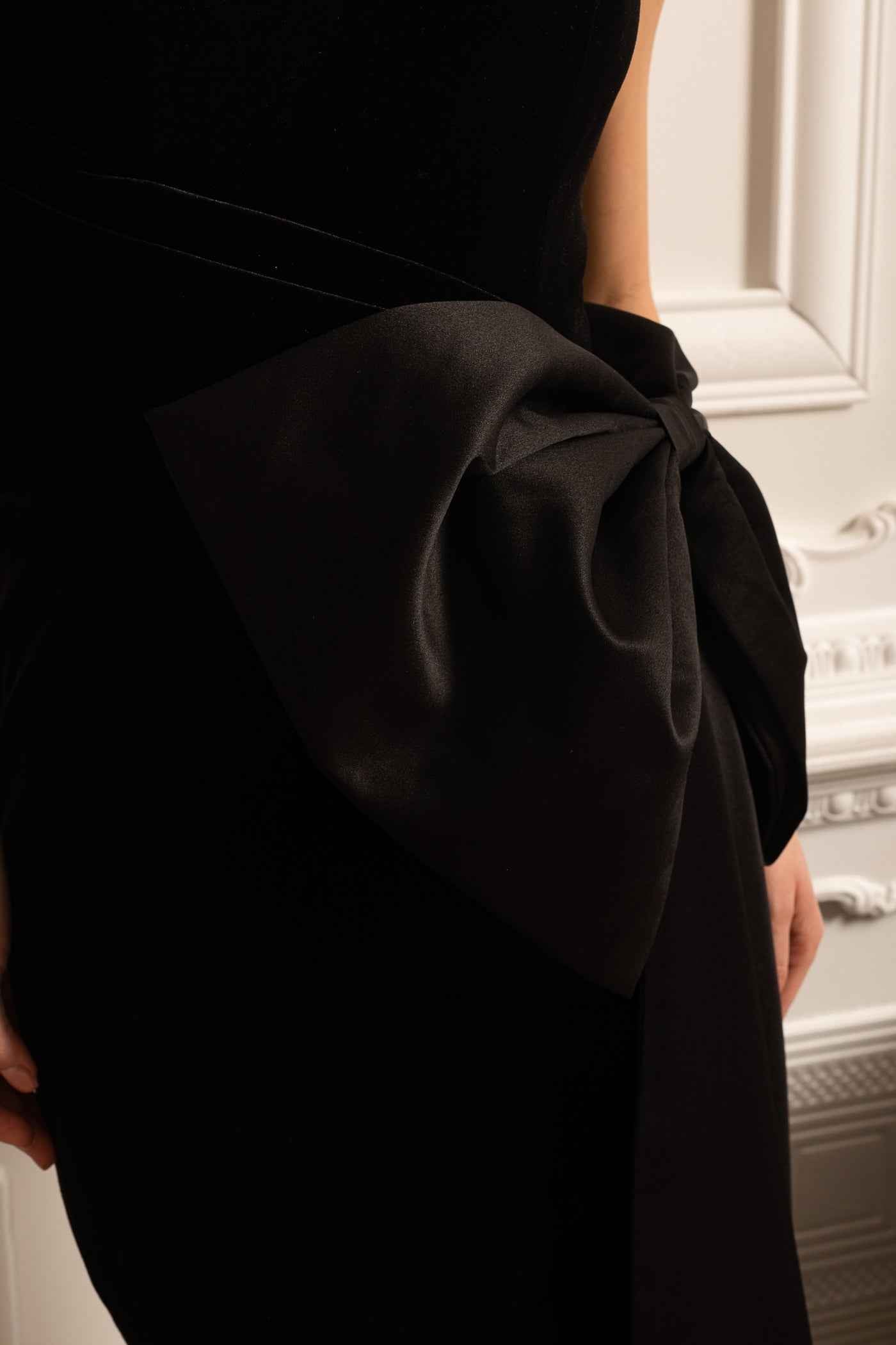 Elegant Strapless Dress With Draped Satin Bow - Black