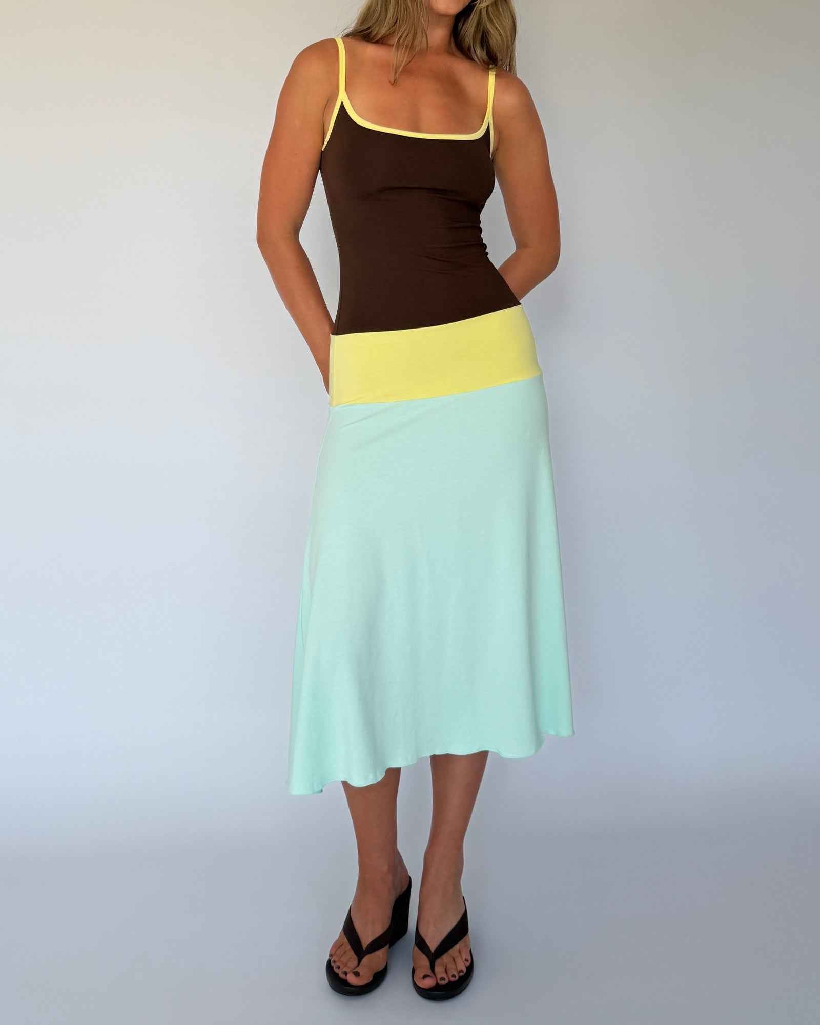 SLEEVELESS FITTED MIDI CASUAL SUMMER DRESS